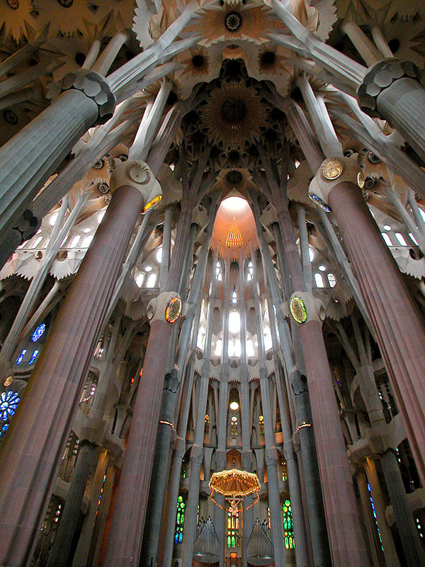 Interior de la Sagrada Familia de Gaudí