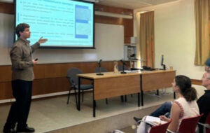 Kevin Barrios presentando su comunicación científica